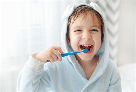 bebeklerde diş fırçalama eğitimi
